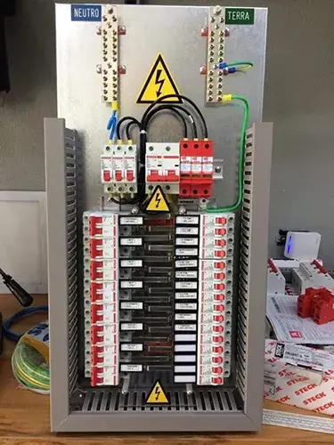 Quadro elétrico instalado pela Elektras