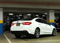 carro cai de estacionamento