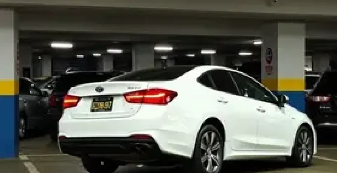 carro cai de estacionamento
