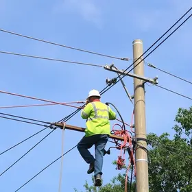 limpeza de cabos irregulares em postes